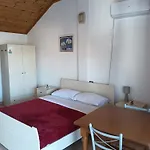 Lägenhet Vila Aliaj Luxury Rooftop For 2 With Air Conditioning *