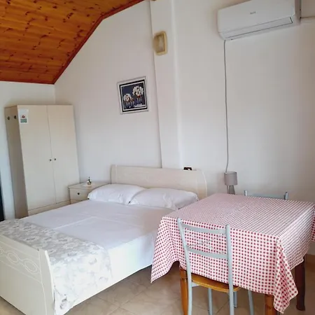 Apartment Vila Aliaj Luxury Rooftop For 2 With Air Conditioning *