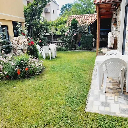 Apartment Vila Aliaj Luxury Rooftop For 2 With Air Conditioning