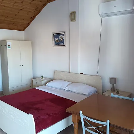 Apartment Vila Aliaj Luxury Rooftop For 2 With Air Conditioning *