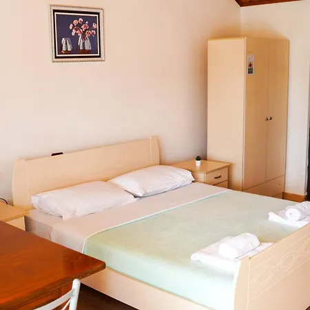 Vila Aliaj Luxury Rooftop For 2 With Air Conditioning Appartamento *