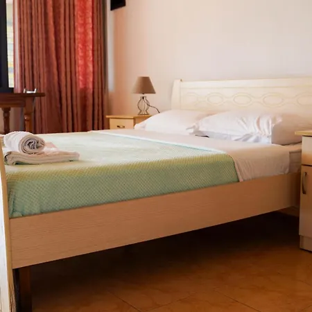 Vila Aliaj Luxury Rooftop For 2 With Air Conditioning Appartamento *